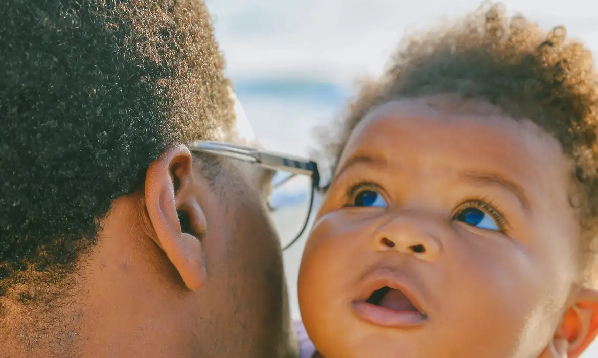 Saiba o que muda com a nova licença-paternidade no Brasil