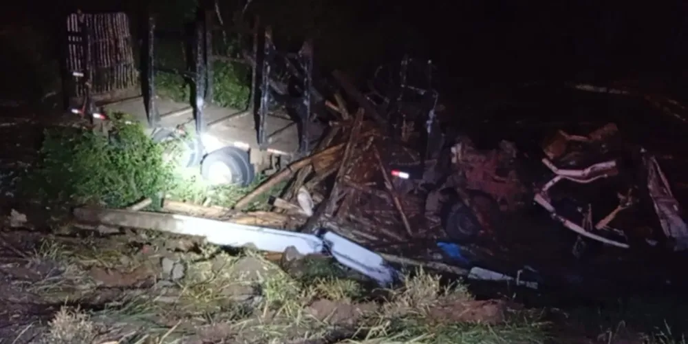 Caminhão tomba e motorista fica gravemente ferido entre Pinhão e Guarapuava