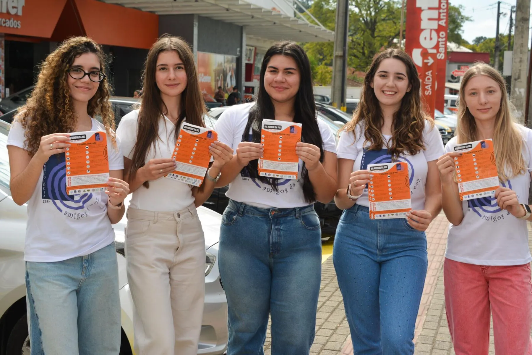 Curso de Fonoaudiologia da Unicentro realiza campanha no Dia Mundial da Voz