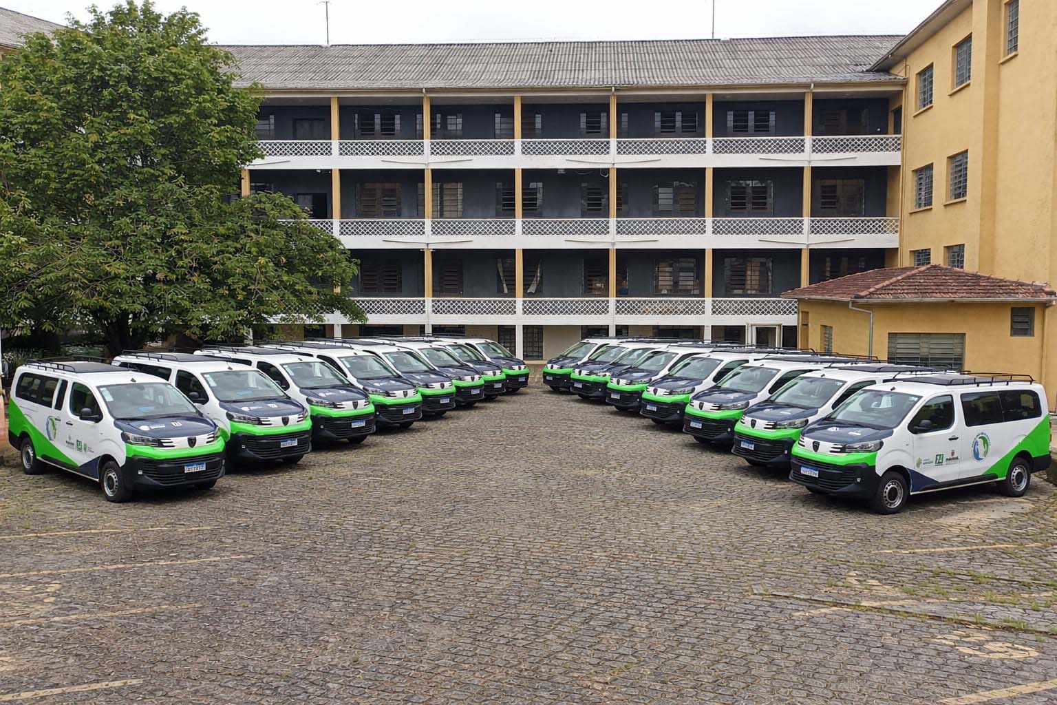  Estado amplia alcance do Mãos Amigas com entrega de 18 vans para manutenção de escolas 