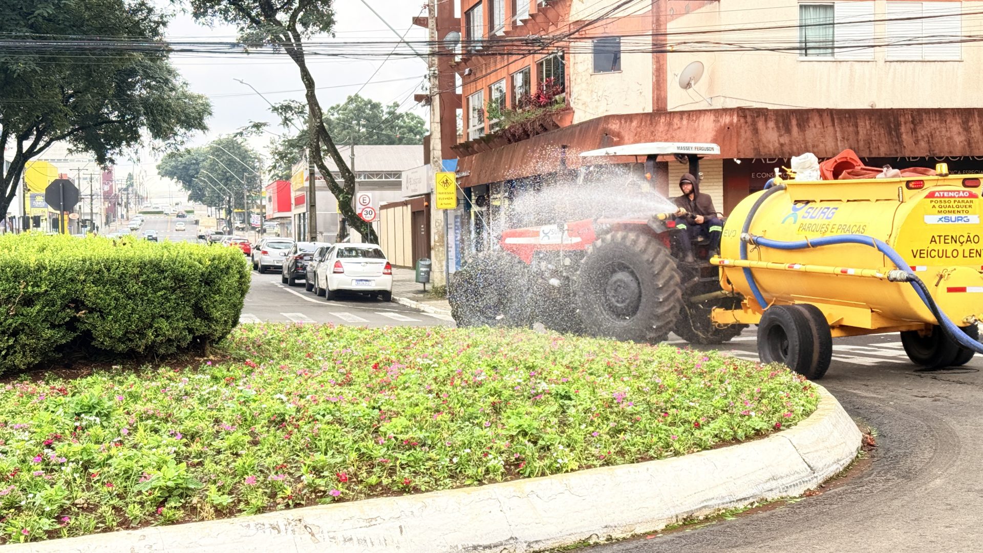 Surg reforça manutenção de flores e cercas vivas com aplicação de adubo líquido em Guarapuava