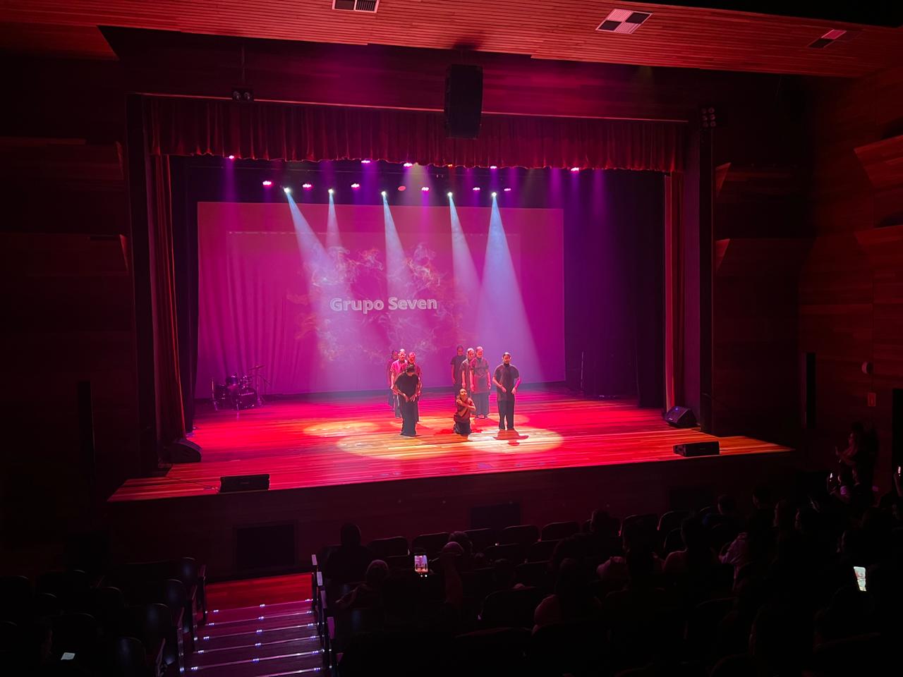 Festival “Ele Vive” reúne fiéis em noite de fé, música e arte no Teatro Municipal de Guarapuava